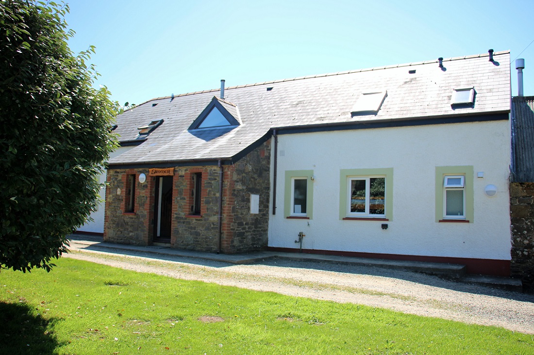 Front view of Skomer Lodge